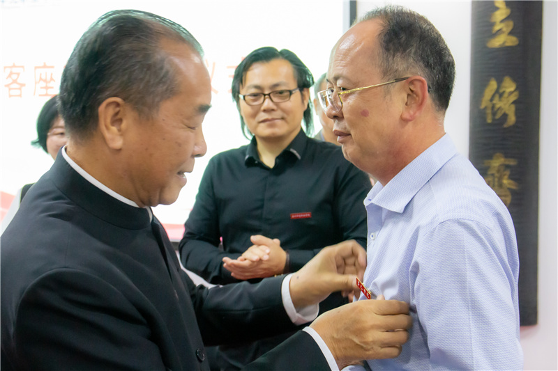6吴其萃董事长为蒋钦全教授佩戴校徽.jpg